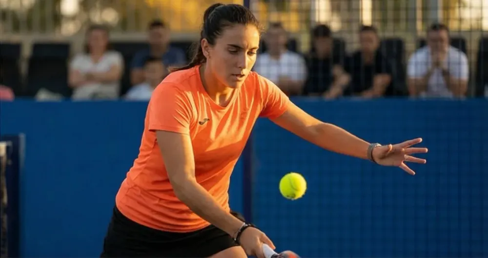 Joueuse de padel en position de frappe près du filet