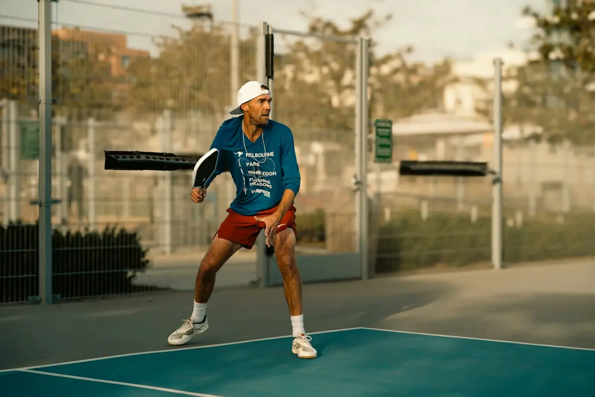 Joueur de pickleball en attente au filet